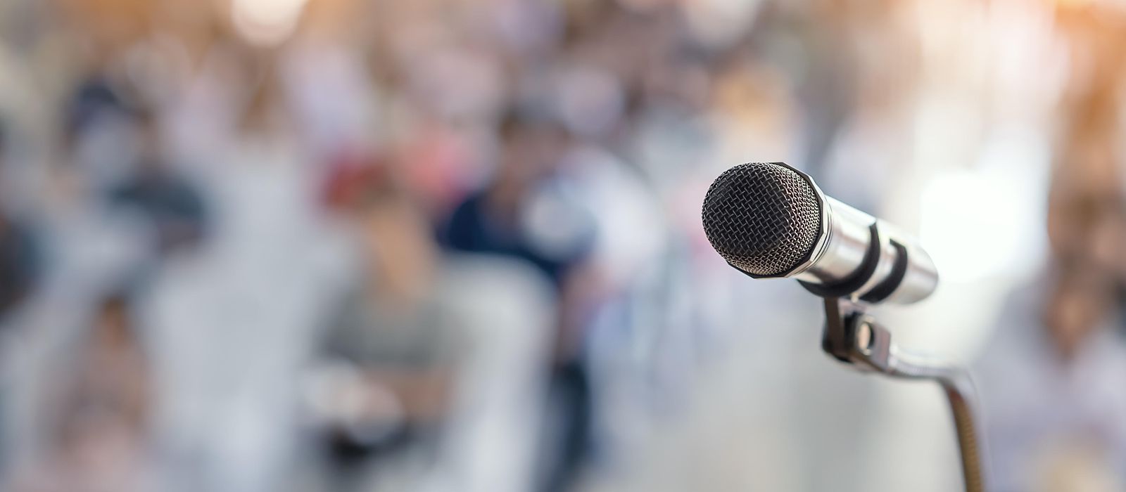 Hintergrundbild der Rubrik Presse mit einem Mikrofon